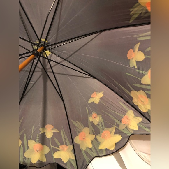 Vintage Daffodil Print Umbrella- 790 $35 or $30 w/offer - Picture 4 of 14